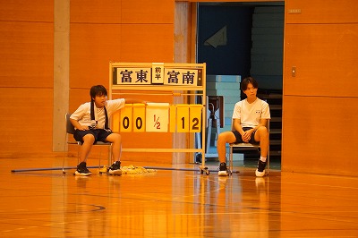 ９