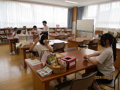 昼休み図書室２