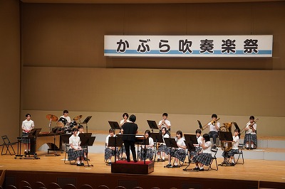 ４
