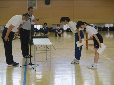３