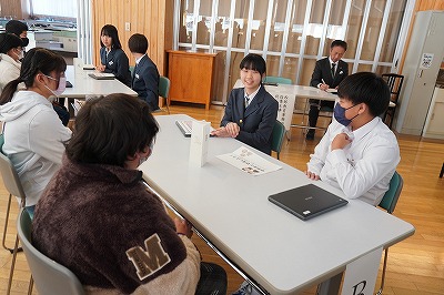 ９