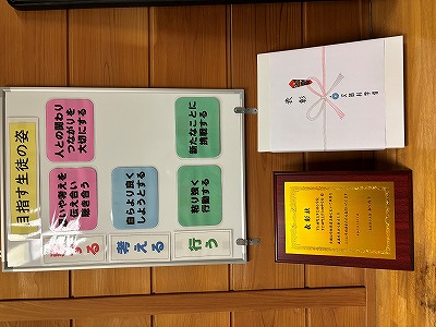 ９