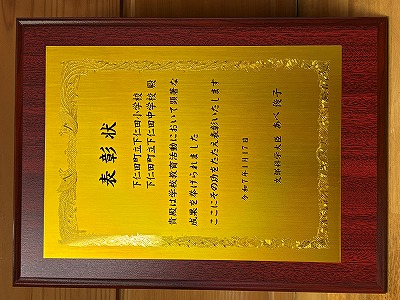 ７