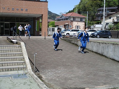 ４