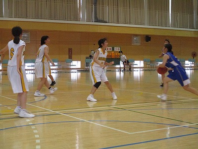 女３
