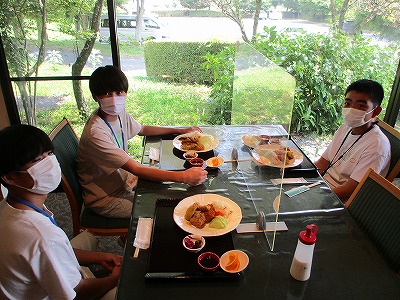１０昼食