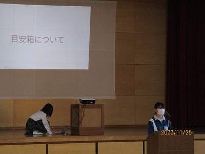 ４