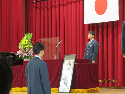 ３