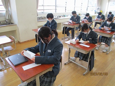 ３