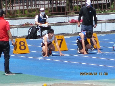 ３