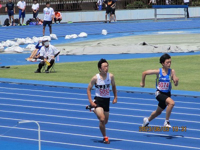 ４