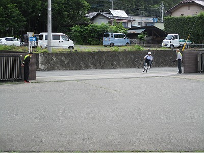 ４