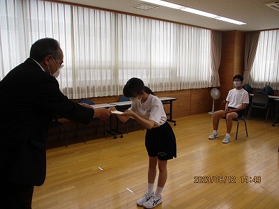 １